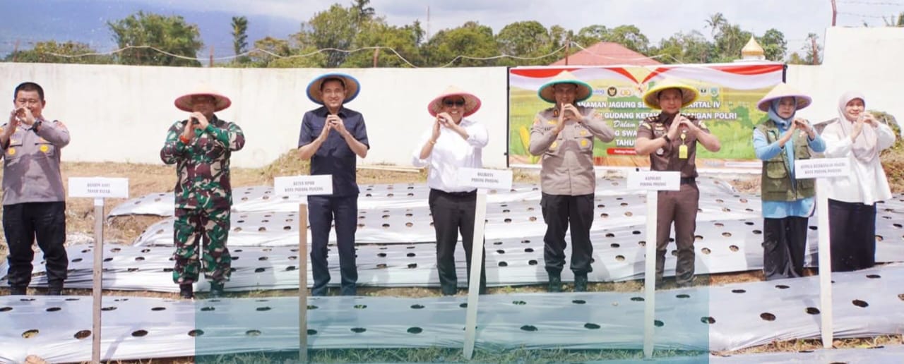 Kegiatan tanam jagung serentak digelar Polres Padang Panjang, Rabu,(9/10/2025).